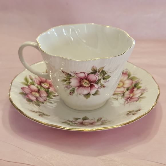 Vintage "Prairie Rose" cup and saucer by Queen's England. - Picture 4 of 8